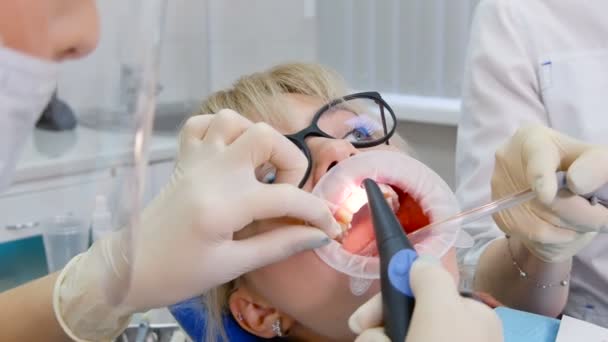 Lavagem em pó de dentes após a limpeza, consultório de clínica odontológica — Vídeo de Stock