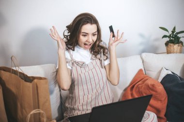 Genç milenyum kadını internetten alışveriş yapıyor..