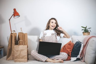 Genç milenyum kadını internetten alışveriş yapıyor..