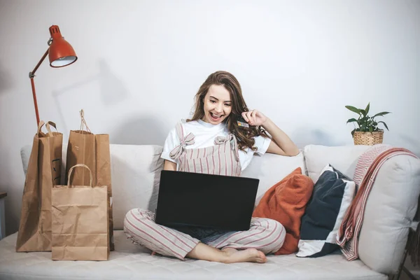 Молодая миллениалка делает покупки онлайн дома. — стоковое фото