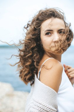 Açık havada genç bir kadının doğal ışık otantik portresi..