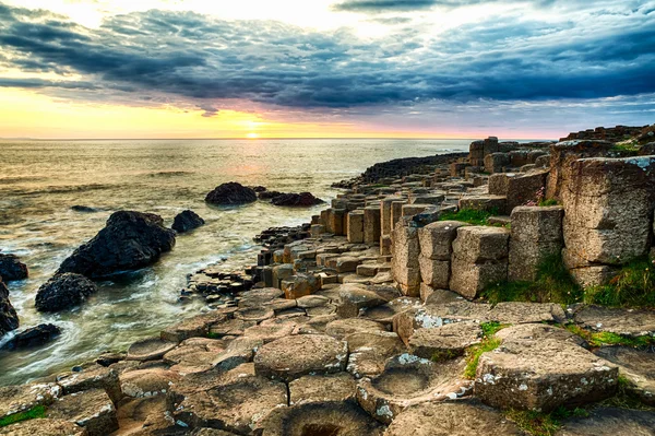 Giants Causeway gün batımında