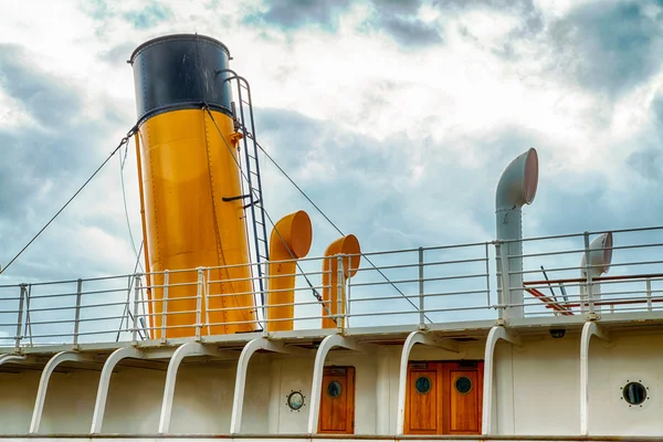 Eski yolcu gemisinde huni 