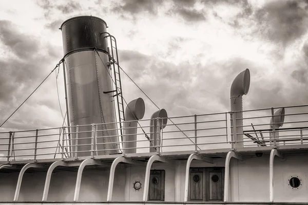 Eski yolcu gemisinde huni 