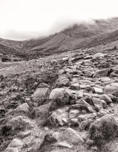 Stenig väg i Mourne Mountains — Stockfoto