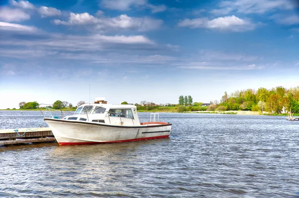 White and Red Boat on Lake — Stock Photo, Image