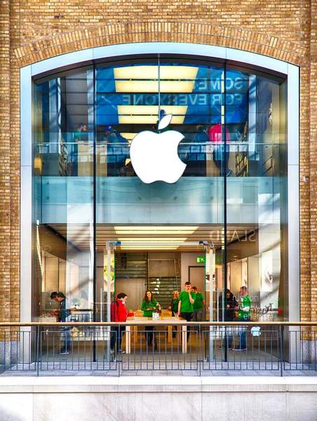 Apple Store in Victoria Square Shopping Centre — Stock Photo, Image