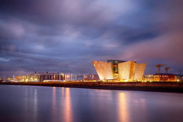  Gece boyunca nehir Lagan