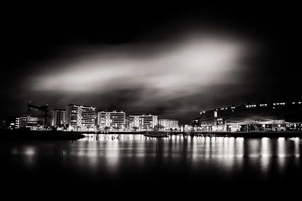  Gece boyunca nehir Lagan