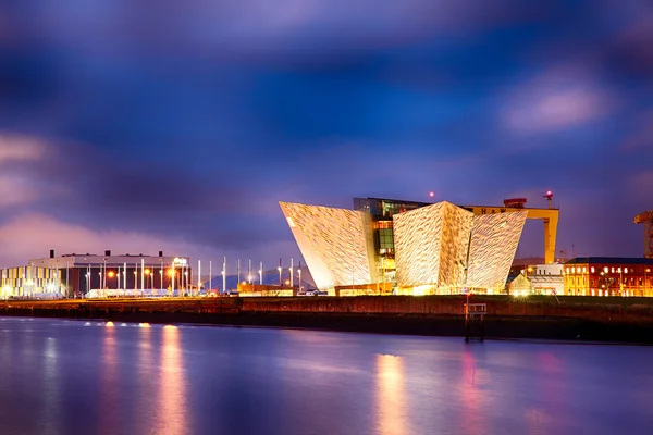  Gece boyunca nehir Lagan