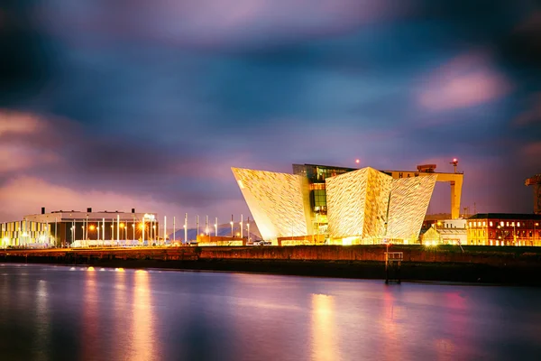 Nacht über dem Fluss lagan — Stockfoto