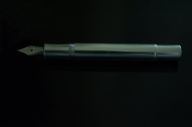 Siyah bir masa üzerine kalem