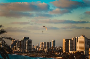 Gökyüzü, Tel Aviv