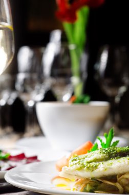 Havuç ve beyaz bir tabak salata ile kızarmış balık. Restoran