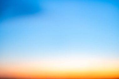 Güzel, lüks, yumuşak, turuncu, bulanık bulutlar ve mavi gökyüzünde güneş ışığı. Arka plan için mükemmel. Akşam, Alacakaranlık, büyük boy, yüksek çözünürlüklü manzara fotoğrafı.