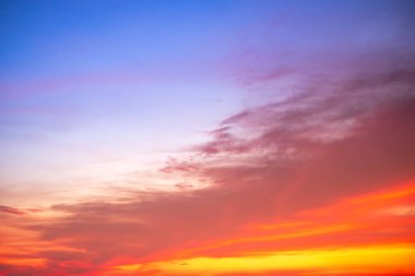 Güzel, lüks, yumuşak turuncu altın bulutlar ve mavi gökyüzünde güneş ışığı arka plan için mükemmel, akşam, Alacakaranlık, büyük boy, yüksek çözünürlüklü manzara fotoğrafı, savana manzarası