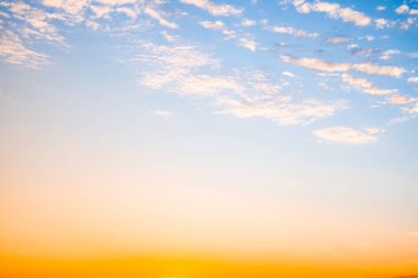 Güzel, lüks, yumuşak turuncu altın bulutlar ve mavi gökyüzünde güneş ışığı arka plan için mükemmel, akşam, Alacakaranlık, büyük boy, yüksek çözünürlüklü manzara fotoğrafı, savana manzarası