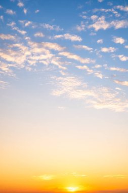 Güzel, lüks, yumuşak turuncu altın bulutlar ve mavi gökyüzünde güneş ışığı arka plan için mükemmel, akşam, Alacakaranlık, büyük boy, yüksek çözünürlüklü manzara fotoğrafı, dikey