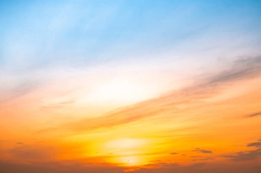 Güzel, lüks, yumuşak turuncu altın bulutlar ve mavi gökyüzünde güneş ışığı arka plan için mükemmel, akşam, Alacakaranlık, büyük boy, yüksek çözünürlüklü manzara fotoğrafı, savana manzarası