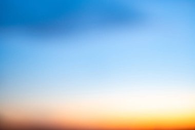 Güzel, lüks, yumuşak, turuncu, bulanık bulutlar ve mavi gökyüzünde güneş ışığı. Arka plan için mükemmel. Akşam, Alacakaranlık, büyük boy, yüksek çözünürlüklü manzara fotoğrafı.