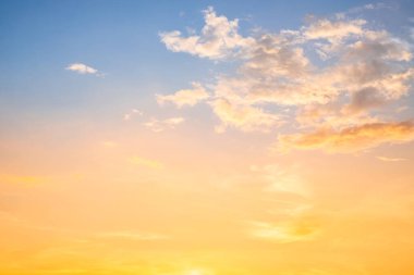 Güzel, lüks, yumuşak turuncu altın bulutlar ve mavi gökyüzünde güneş ışığı arka plan için mükemmel, akşam, Alacakaranlık, büyük boy, yüksek çözünürlüklü manzara fotoğrafı, savana manzarası