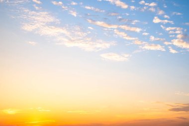 Güzel, lüks, yumuşak turuncu altın bulutlar ve mavi gökyüzünde güneş ışığı arka plan için mükemmel, akşam, Alacakaranlık, büyük boy, yüksek çözünürlüklü manzara fotoğrafı, savana manzarası