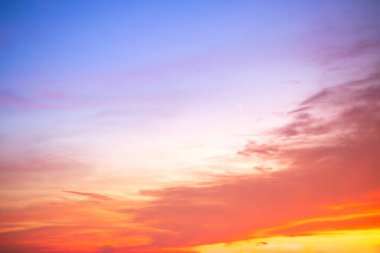 Güzel, lüks, yumuşak turuncu altın bulutlar ve mavi gökyüzünde güneş ışığı arka plan için mükemmel, akşam, Alacakaranlık, büyük boy, yüksek çözünürlüklü manzara fotoğrafı, savana manzarası