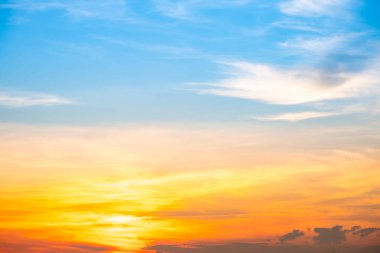 Güzel, lüks, yumuşak turuncu altın bulutlar ve mavi gökyüzünde güneş ışığı arka plan için mükemmel, akşam, Alacakaranlık, büyük boy, yüksek çözünürlüklü manzara fotoğrafı, savana manzarası