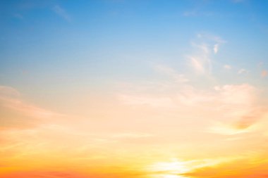 Güzel, lüks, yumuşak turuncu altın bulutlar ve mavi gökyüzünde güneş ışığı arka plan için mükemmel, akşam, Alacakaranlık, büyük boy, yüksek çözünürlüklü manzara fotoğrafı, savana manzarası