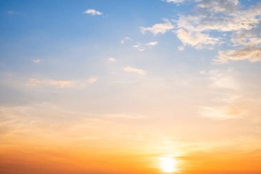 Güzel, lüks, yumuşak turuncu altın bulutlar ve mavi gökyüzünde güneş ışığı arka plan için mükemmel, akşam, Alacakaranlık, büyük boy, yüksek çözünürlüklü manzara fotoğrafı, savana manzarası