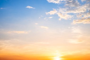 Güzel, lüks, yumuşak turuncu altın bulutlar ve mavi gökyüzünde güneş ışığı arka plan için mükemmel, akşam, Alacakaranlık, büyük boy, yüksek çözünürlüklü manzara fotoğrafı, savana manzarası