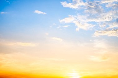 Güzel, lüks, yumuşak turuncu altın bulutlar ve mavi gökyüzünde güneş ışığı arka plan için mükemmel, akşam, Alacakaranlık, büyük boy, yüksek çözünürlüklü manzara fotoğrafı, savana manzarası