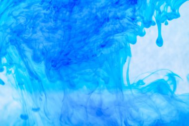 Mavi mürekkep kıvrılıyor ve açık arkaplanda temiz su damlatıyor. Yaratıcı tasarım, arkaplan, bilim ve sanat kullanımı için soyut akışkan hareket dinamik sıçrama ve sanatsal doku oluşturur.