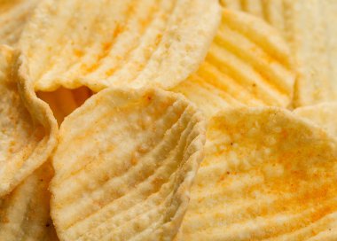 Siyah arka planda biberli patates pirzolası. Yakın plan..