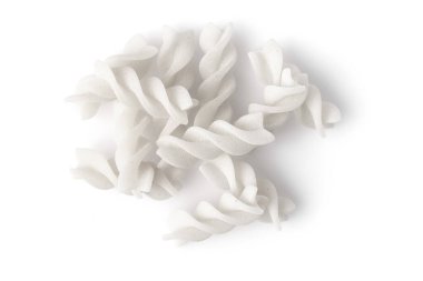 Beyaz İtalyan makarnası kavramı. Makarna beyaz arka planda izole edilmiş. Yakın plan..