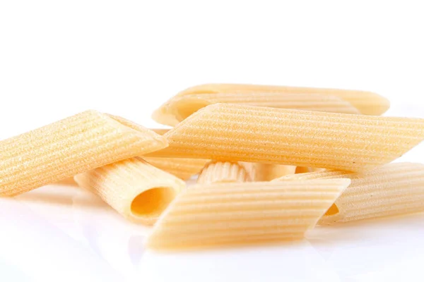 Rohe Federn Makkaroni Italienische Pasta Nahaufnahme Auf Weißem Hintergrund — Stockfoto