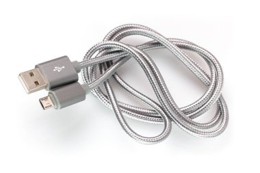 USB Veri & Güç Kablosu Beyaz Arkaplanda izole edildi. Yakın plan.