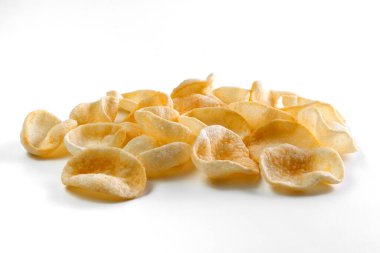 İzole edilmiş beyaz arka planda biberli patates çerezi. Yakın plan.