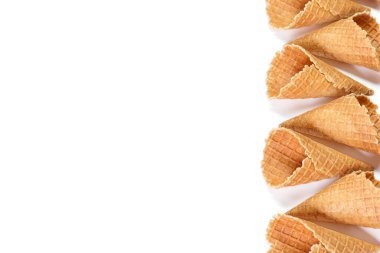 Beyaz arkaplanda izole edilmiş dondurma için boş gofret külahları.