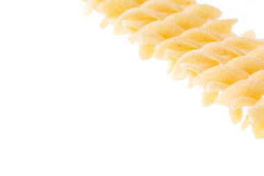 Çiğ İtalyan makarnası. Makarna beyaz arka planda izole edilmiş. Yakın plan..