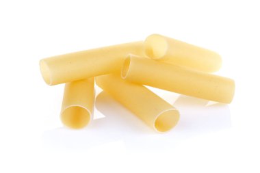 Cannelloni için İtalyan makarnası. Çiğ cannelloni makarna, genellikle et veya sebzelerle doldurulmuş bir boru makarna, beyaz arka planda.