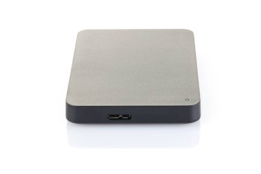 USB 3.0 kablosu olan harici hard disk, siyah. Taşınabilir kaputta veri depolamanın en iyi yolu. Sol tarafı kapatın ve beyaz arkaplanda izole edin. Tam alan derinliği.