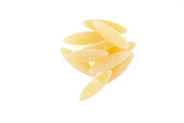 Makarna. Beyaz arka planda izole edilmiş pirinç şekilli makarna. Tam alan derinliği. Yukarıdan bak. Kapat..