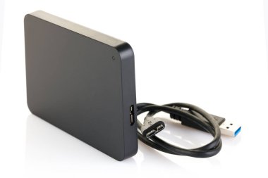 USB 3.0 kablosu olan harici hard disk, siyah. Taşınabilir kaputta veri depolamanın en iyi yolu. Sol taraf görünümünü beyaz arkaplanda izole et.
