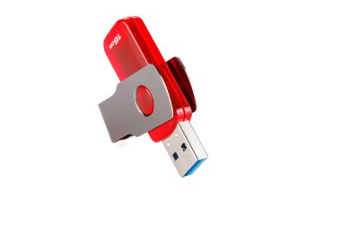 Kırmızı ve gümüş USB 3.0 flaş bellek beyaz arkaplanda izole edildi. Beyaz arka planda USB Pen Disk veya flash disk. Kapatın. Tam alan derinliği.