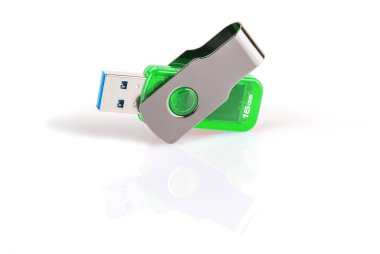 Yeşil ve gümüş USB 3.0 flash bellek beyaz arkaplanda izole edildi. Beyaz arka planda USB Pen Disk veya flash disk. Kapatın. Tam alan derinliği.