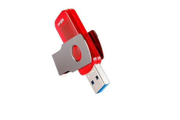 Kırmızı ve gümüş USB 3.0 flaş bellek beyaz arkaplanda izole edildi. Beyaz arka planda USB Pen Disk veya flash disk. Kapatın. Tam alan derinliği.