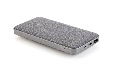 Mobil cihazları ve diğer cihazları şarj etmek için kendine yeten dış batarya. Güç bankası beyaz arka planda izole edildi. Şık kumaş şarj aleti (şarj edilebilir pil). Tam alan derinliği.