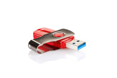 Kırmızı ve gümüş USB 3.0 flaş bellek beyaz arkaplanda izole edildi. Beyaz arka planda USB Pen Disk veya flash disk. Kapatın. Tam alan derinliği.