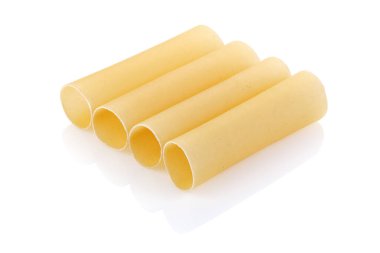 Cannelloni için İtalyan makarnası. Çiğ cannelloni makarnası, genellikle et veya sebzelerle doldurulmuş bir boru makarna, beyaz arka planda. Tam alan derinliği.